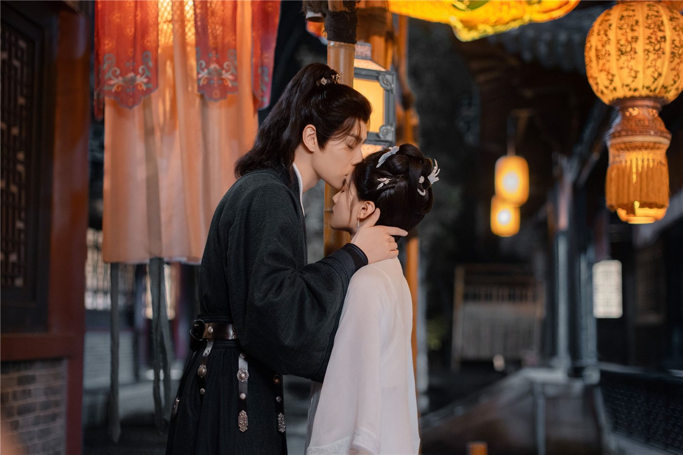 黒い衣装の二人を写した場面写真。